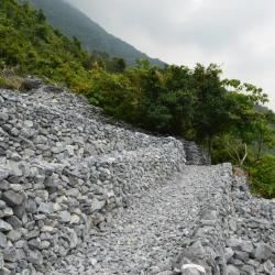 太魯閣國家公園管理處以疊石工法重修石硿子段的蘇花古道