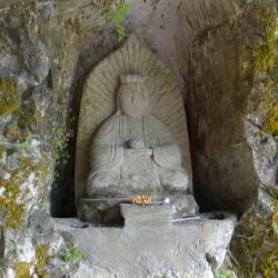 錐麓大斷崖小隧道內的石雕菩薩
