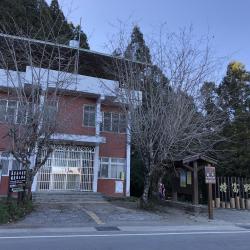 自忠路旁可見特富野古道的登山口