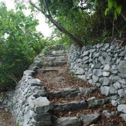 經太魯閣國家公園管理處重新整修後的蘇花古道(石硿子段)與整齊劃一的疊石
